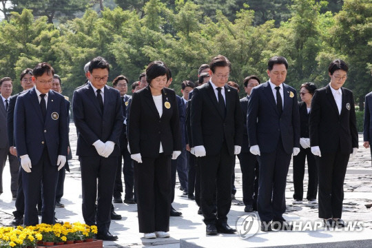 이재명, 노무현 대통령 정신 계승 다짐…사람 사는 세상 실현