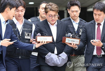 `음주 뺑소니` 김호중 구속심사 종료…포승줄 묶인 채 유치장으로