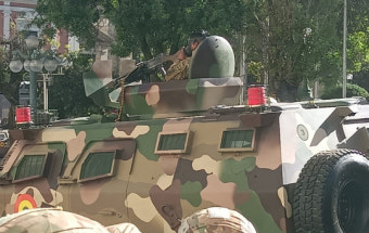 [속보] 볼리비아軍, 장갑차 앞세워 대통령궁 진입…