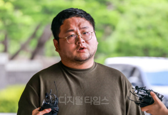 [포토] 취재진 앞에 선 유튜버 구제역