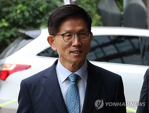 윤석열 대통령, 김문수 고용노동부 장관에게 임명장 수여