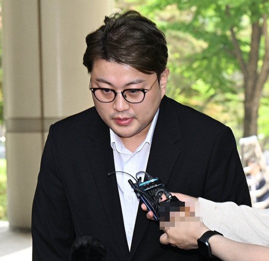 가수 김호중, 구치소 체류 연장…2025년 새해까지