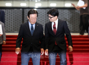 [포토] 회담 마치고 대화하는 한동훈-이재명 대표