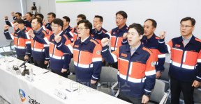 [포토] 구호 외치는 이제중 고려아연 부회장과 임직원들