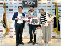 김정규 타이어뱅크 회장, ‘아기낳고 벤츠타자’ 3회차 당첨자 직접 축하