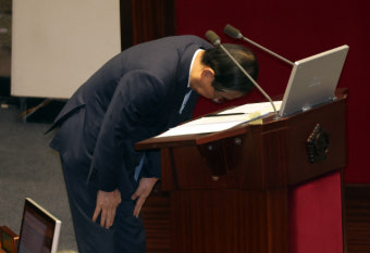 수차례 허리 숙인 한덕수… 