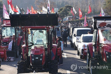 트랙터, 尹관저로 행진…경찰 차벽 28시간만에 철수