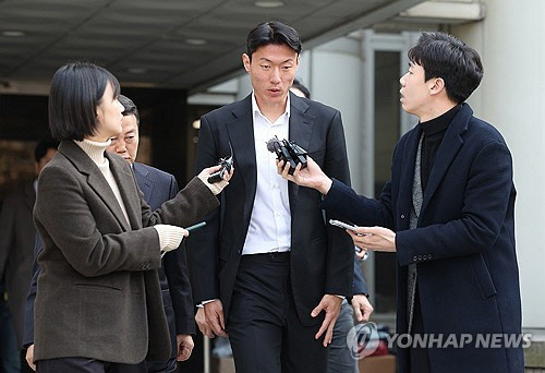 축구선수 황의조씨, 불법 촬영 혐의로 징역 1년 집행유예 판결 받아 혼란 빚나