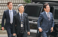 [포토] 밀착 경호 받으며 재판 향하는 이재명 대표