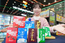 세븐일레븐, 롯데웰푸드 손잡고 교통카드 출시 빼빼로 포장지 모양
