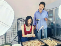 너무 중독적…닭털 뽑는 영상으로 월 매출 4000만원 올린 여사장, 비결이