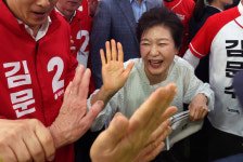 대선 하루 전 PK 차례로 방문한 박근혜…"현명한 투표할거라 생각"