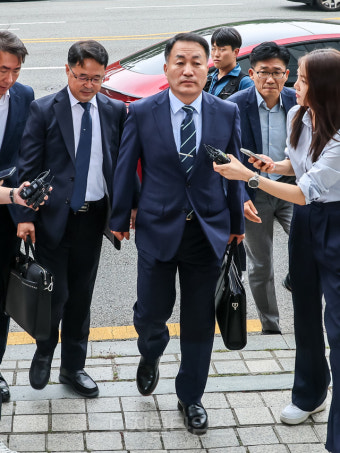 [포토] 말 없이 특검 출석하는 김계환 전 해병대사령관
