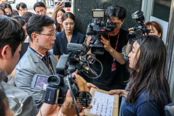 [포토] 특검 관계자에게 요청서 제출하는 임성근 전 사단장