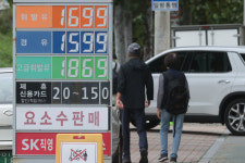 유류세 인하 연말까지 2개월 연장…휘발유 7%·경유 10% 축소