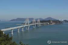 이별 통보에…다리 위서 연인 흉기로 찌르고 바다에 빠뜨리려한 20대