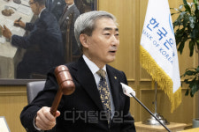 [속보] 신현송 한은 총재 “석유최고가격제, 장기적으로 재정에 문제”