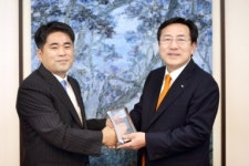 김기문 中企중앙회장, 중기청 노조 감사패 받아