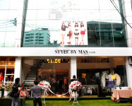 방콕의 청담동, 통로 지역에 150평 엔터테인먼트 스토어 오픈