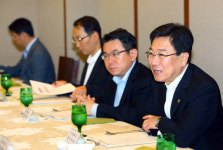 지경부 윤차관, 대형유통업체 3사에 가격 안정 협조