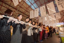 앞치마 400개로 대동단결, 상인과 예술가들의 축제 ‘황학동별곡’ 열려