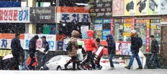 눈발속 바빠진 전자상가