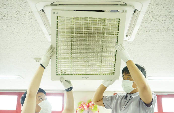 LG전자 서비스 엔지니어가 고압 세척기로 휘센 에어컨의 열교환기를 정밀 살균 세척하는 모습과 청소 전후 비교 자료