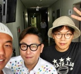 윤종신, 무한도전 김태호-배우 정창욱과 의외 친분.. 화장실 앞에서 셀카 삼매경