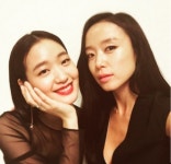 전도연, 후배 김고은과 셀카 촬영 중 엄청난 포스 발산 '카리스마 여왕'