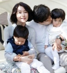 이영애, 남편 정호영과 쌍둥이 아이들 안고 단란한 한 때 포착 '훈훈'