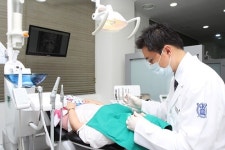 치아교정 자가결찰장치 심미성과 기간 단축 및 통증 감소에 도움