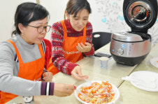 쿠첸, 다문화가정 이주여성을 대상으로 `사랑의 밥상`