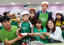 도드람, 홍진영과 다문화가정이 함께하는 소시지 만들기 체험