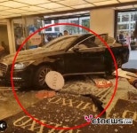 강남역 인근 사고 당시 영상..아수라장 된 현장 시민 나서 운전자 구출