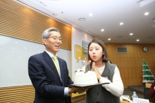 윤종규 KB금융 회장, 직원들과 도시락 토크