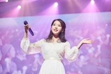아이유, 10주년 투어 이 지금- 커튼콜 제주공연 성료…공감·소통 빛난 싱어송라이터