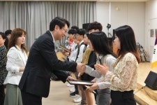 아우디 공식딜러 태안모터스, 선행청소년에게 장학금과 선물 전달