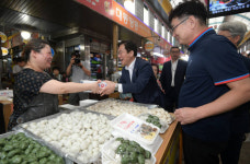 전통시장 찾은 성윤모 장관, 떡이 맛있네요