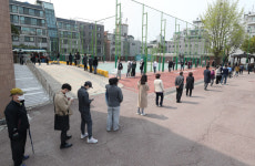 [선택 2020]사회적 거리두기 투표 긴 줄