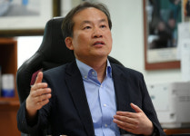 [포스트 코로나 디지털 뉴딜 시대 열자]김동구 5G포럼 집행위원장 5G 선점 기회, 단말 분야 집중 필요