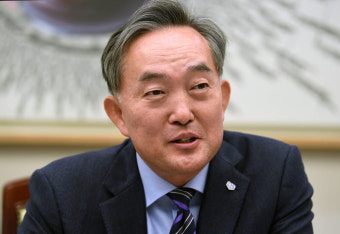 [데스크가 만났습니다]신현준 한국신용정보원장 