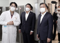 문 대통령 코로나19 백신 개발, 끝까지 지원…SK바이오사이언스 연구소 찾아