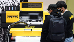 대형 프린터로 인쇄한 실물 같은 인화지