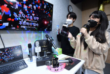 로얄노래소리방 | 블루투스 마이크로 노래방 분위기 연출