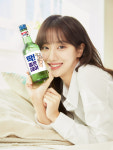 무학 올해도 함께 청춘...광고 모델 이나은 재계약