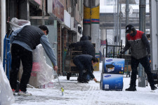 쏟아지는 함박눈에 분주한 전자상가