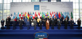 G20 정상 및 각 분야 종사자들과 기념촬영하는 문재인 대통령
