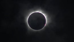 “내년에는 못 봐” 남극에 펼쳐진 검은 태양 ‘개기일식’