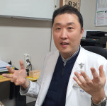 [人사이트]윤성환 수원 이춘택병원장 “자체 개발 인공관절 수술 로봇으로 환자 만족도 올라갑니다”