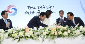 경축 연회에서 건배하는 윤석열 대통령